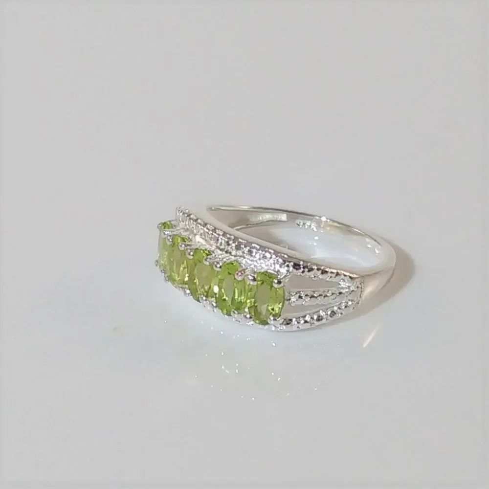 Peridot 1.4 Carats tw Ring in Sterling Silver Size 6-1/4